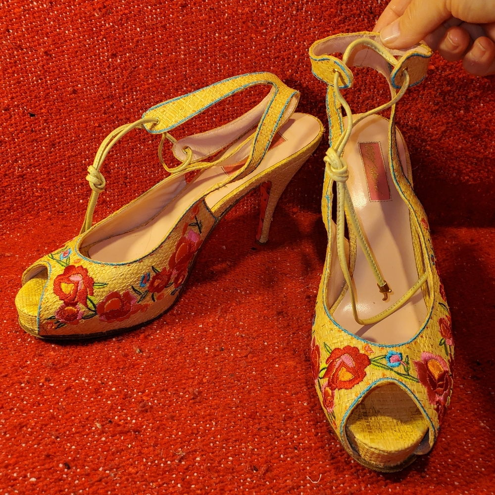 Betsey Johnson floral raffia aling back open toe pumps